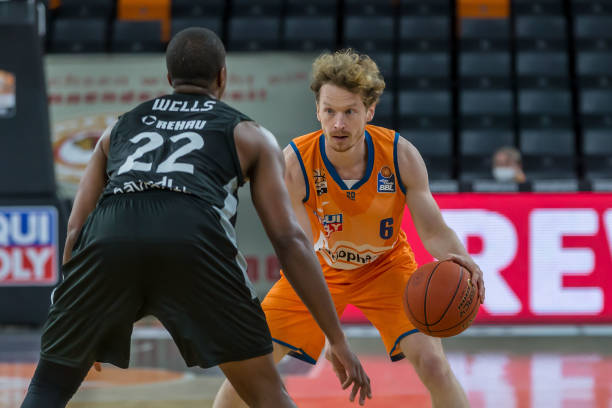 凭借超凡的 凭借超凡的